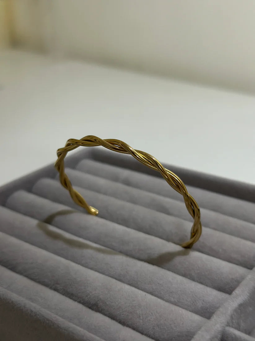 The Elegance of a Luxurious Gold Bracelet