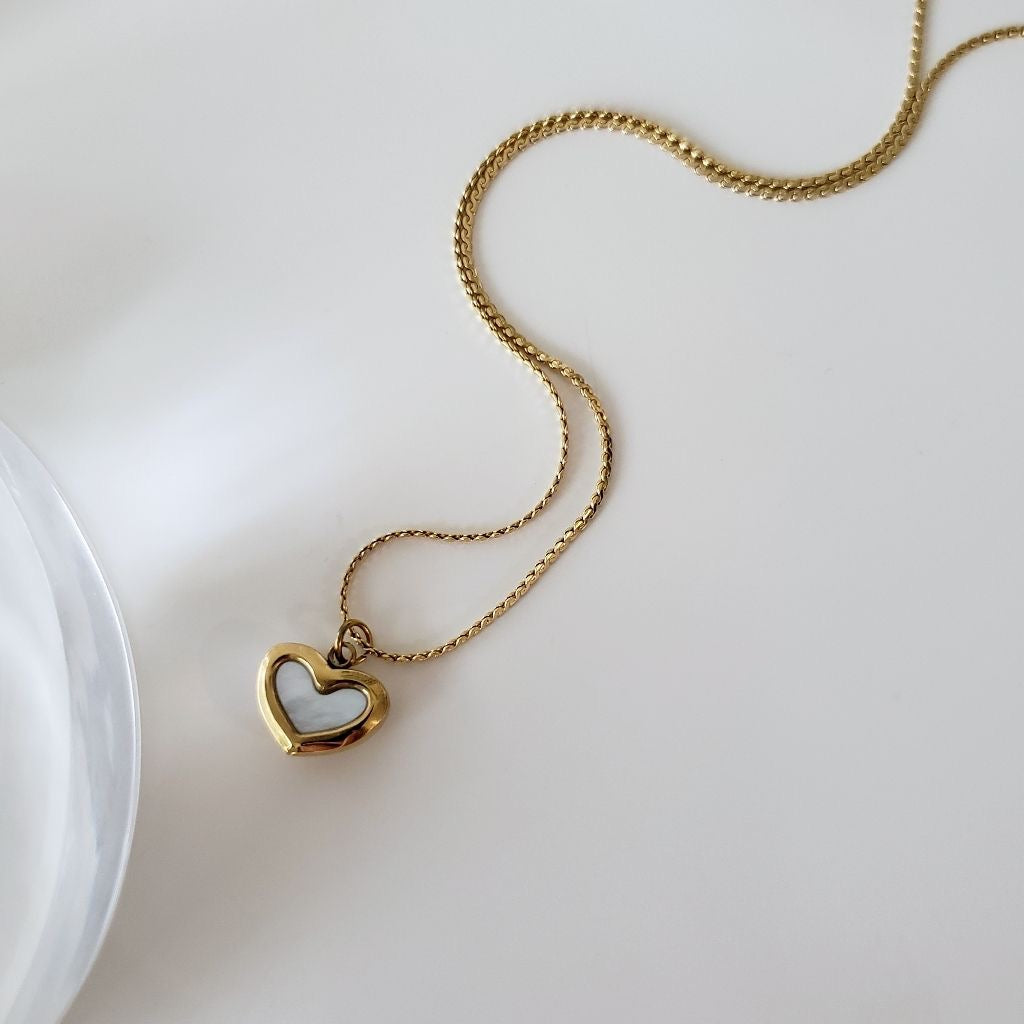 Kinni Heart Necklace | Mother-Of-Pearl Necklace | Anti-Tarnish | 18K Gold Plated | Hypoallergenic | Water-Resistant