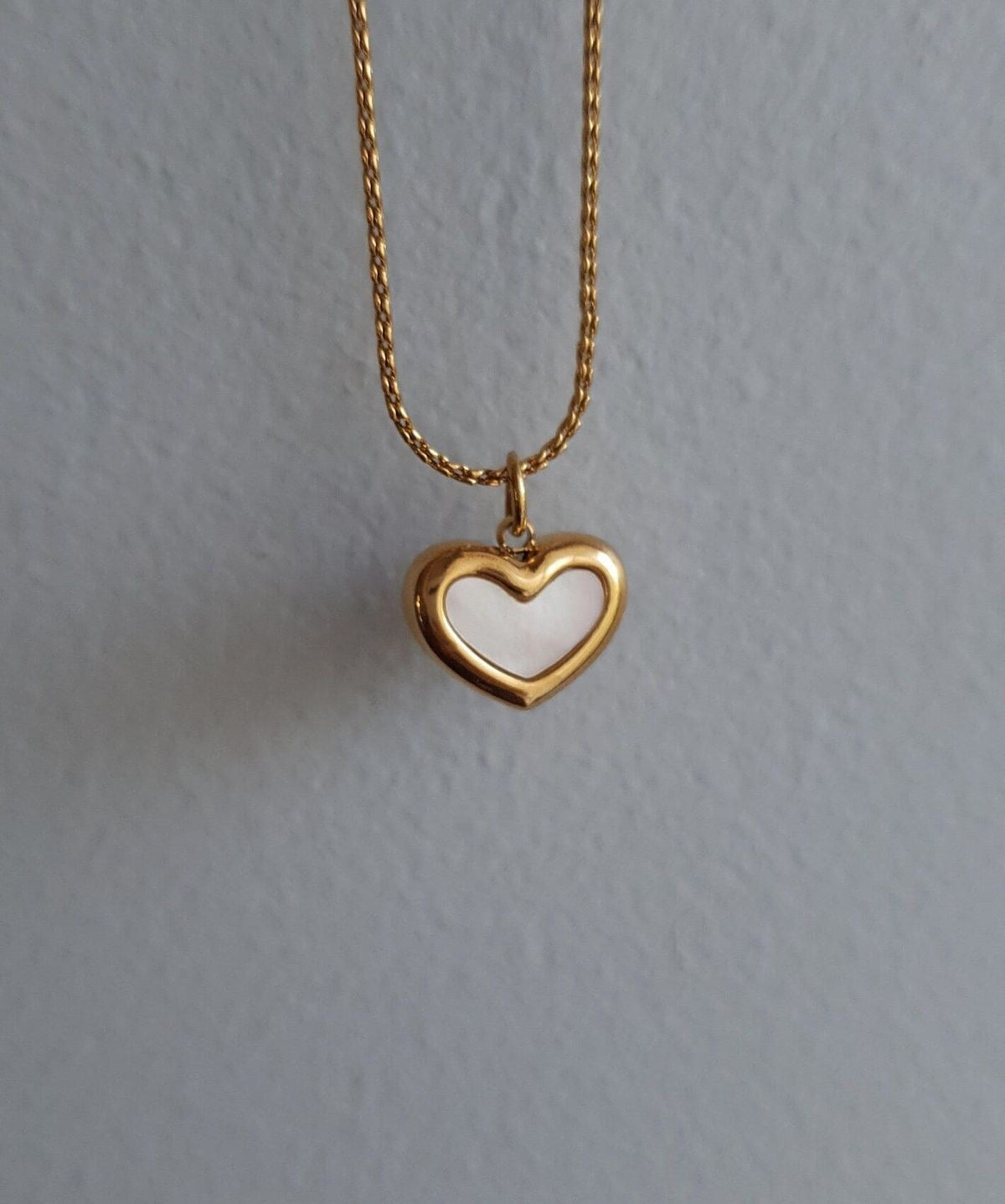 Kinni Heart Necklace | Mother-Of-Pearl Necklace | Anti-Tarnish | 18K Gold Plated | Hypoallergenic | Water-Resistant